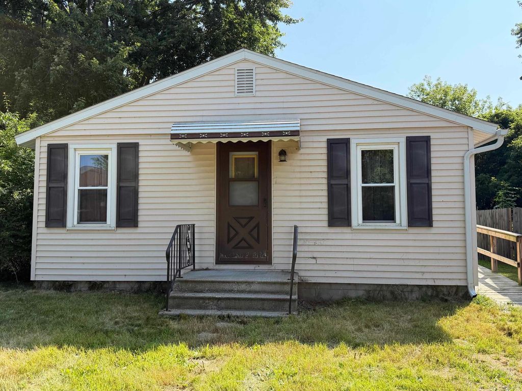 1052 Pine Road, Bay City, MI 48706