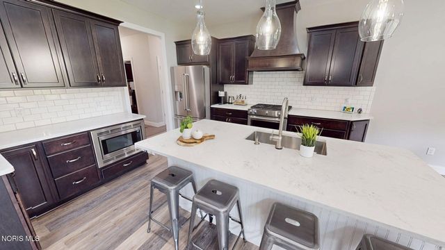 8320 Sycamore Woods Lane, Holland, OH 43528