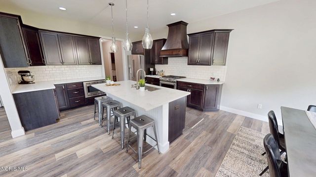 8320 Sycamore Woods Lane, Holland, OH 43528