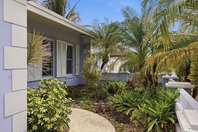 9696 Honeysuckle Avenue, Palm Beach Gardens, FL 33410