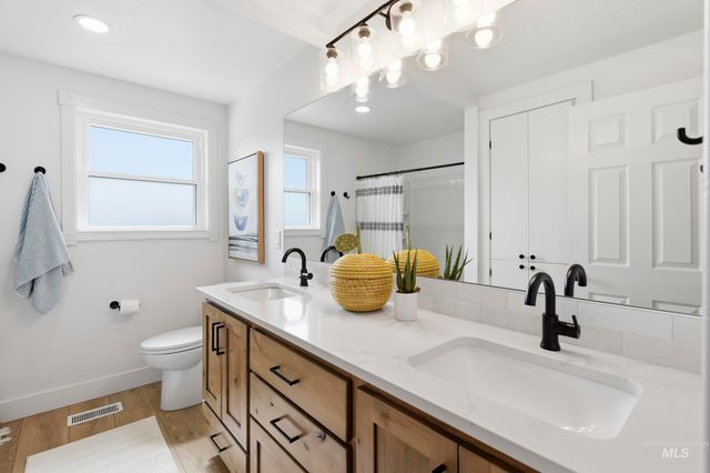 10325 W Roan Meadows Dr, Boise, ID 83709