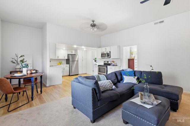 10325 W Roan Meadows Dr, Boise, ID 83709