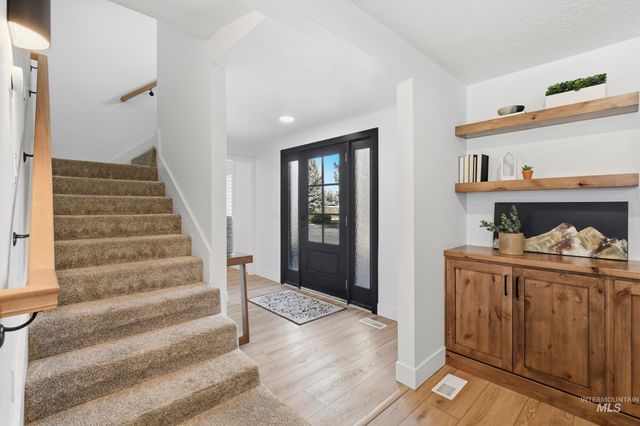 10325 W Roan Meadows Dr, Boise, ID 83709