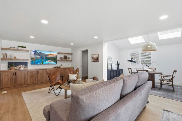 10325 W Roan Meadows Dr, Boise, ID 83709