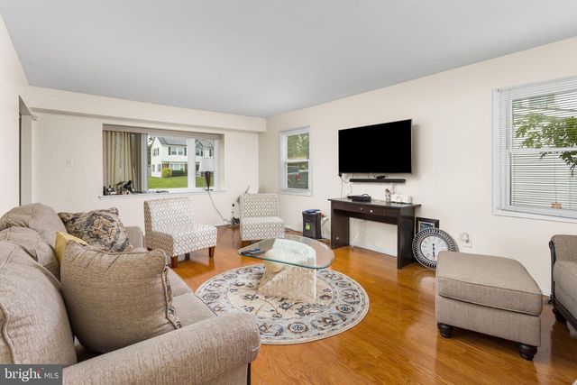 2 EARNSHAW LN, Willingboro, NJ 08046