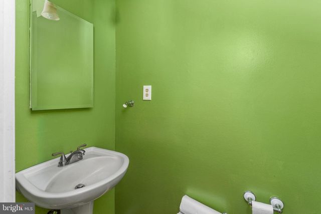 2 EARNSHAW LN, Willingboro, NJ 08046