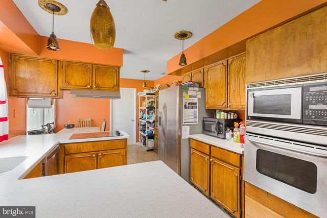 2 EARNSHAW LN, Willingboro, NJ 08046