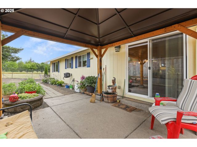 709 S PARK St, Carlton, OR 97111