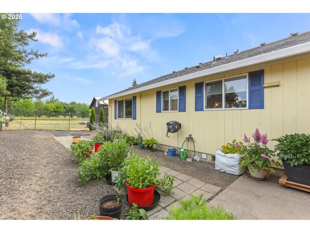 709 S PARK St, Carlton, OR 97111