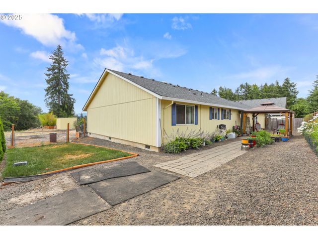 709 S PARK St, Carlton, OR 97111