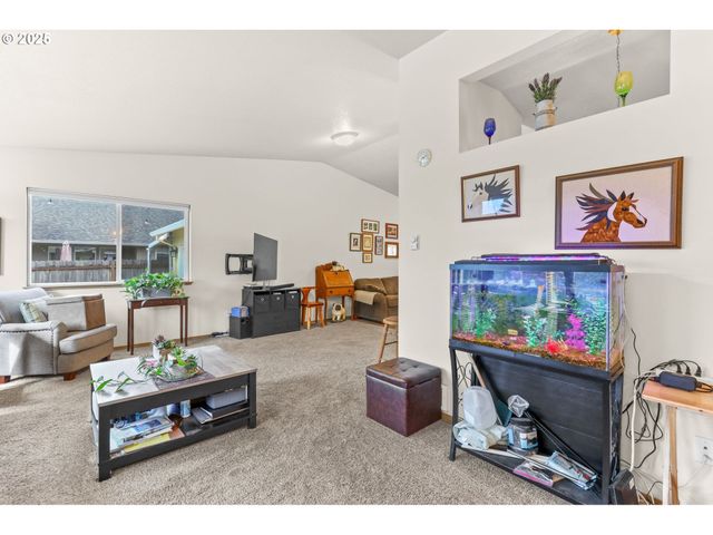 709 S PARK St, Carlton, OR 97111