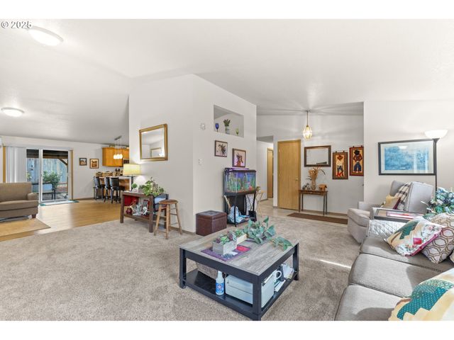 709 S PARK St, Carlton, OR 97111