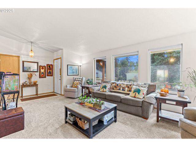 709 S PARK St, Carlton, OR 97111