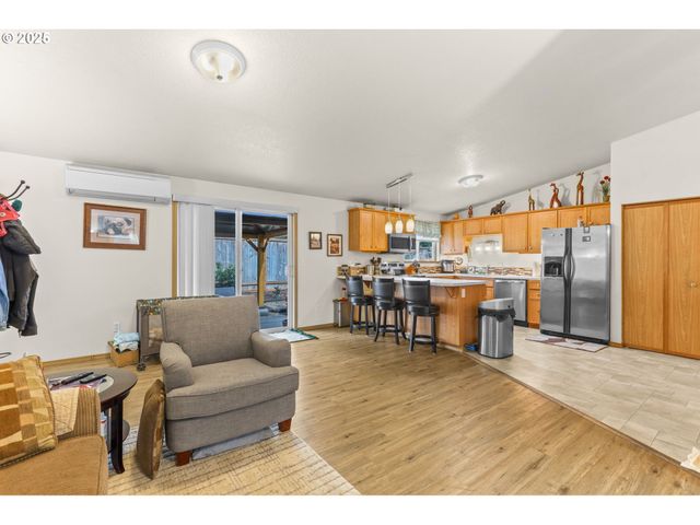 709 S PARK St, Carlton, OR 97111