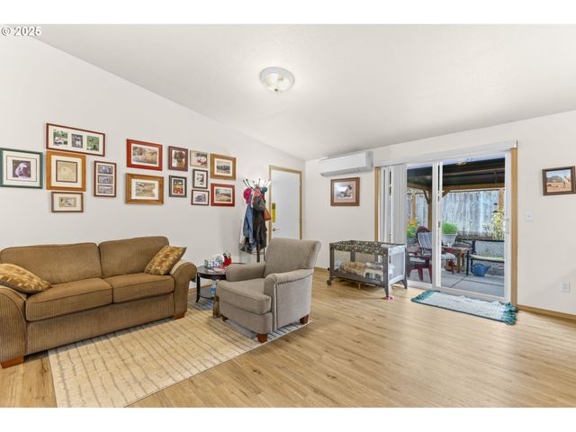 709 S PARK St, Carlton, OR 97111