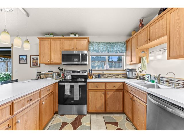 709 S PARK St, Carlton, OR 97111