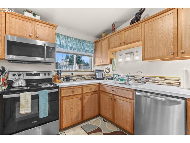 709 S PARK St, Carlton, OR 97111