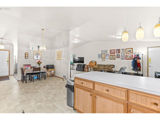 709 S PARK St, Carlton, OR 97111