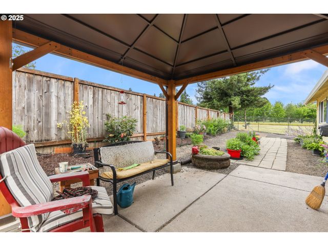 709 S PARK St, Carlton, OR 97111