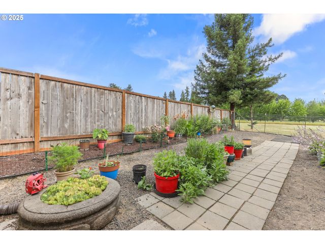 709 S PARK St, Carlton, OR 97111