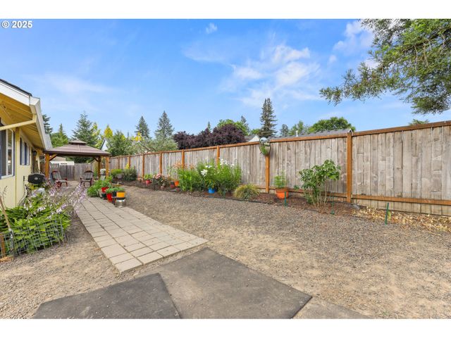709 S PARK St, Carlton, OR 97111