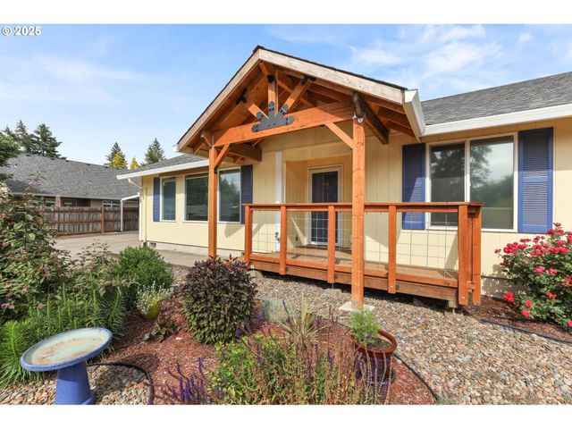 709 S PARK St, Carlton, OR 97111