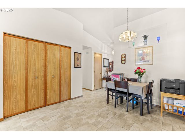 709 S PARK St, Carlton, OR 97111