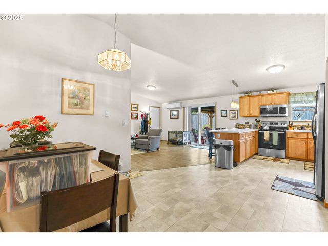 709 S PARK St, Carlton, OR 97111