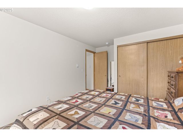 709 S PARK St, Carlton, OR 97111