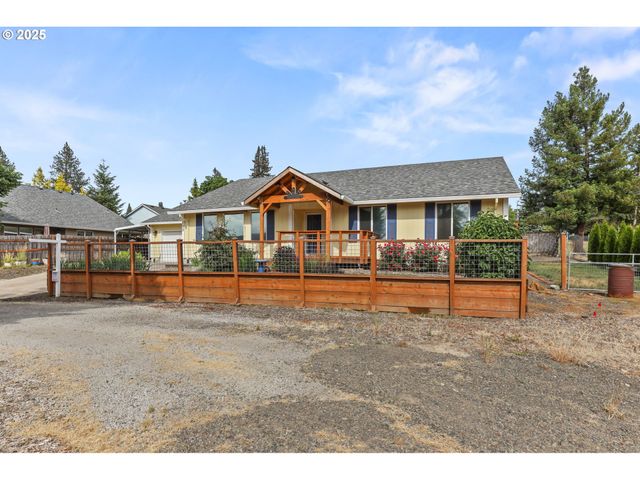 709 S PARK St, Carlton, OR 97111