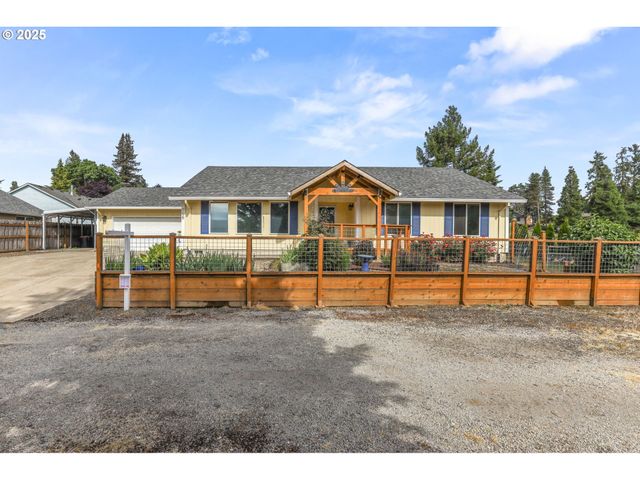 709 S PARK St, Carlton, OR 97111