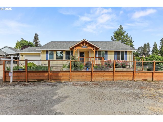 709 S PARK St, Carlton, OR 97111