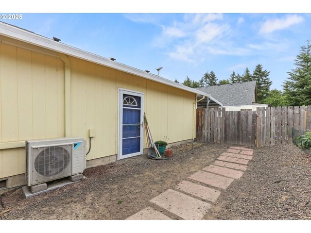 709 S PARK St, Carlton, OR 97111