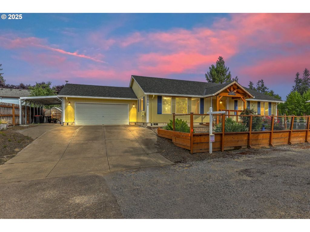 709 S PARK St, Carlton, OR 97111