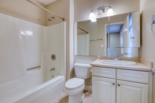 303 Brookside Dr 303, Andover, MA 01810
