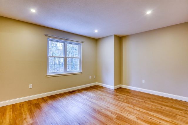 303 Brookside Dr 303, Andover, MA 01810