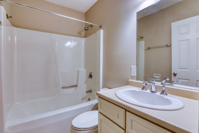 303 Brookside Dr 303, Andover, MA 01810