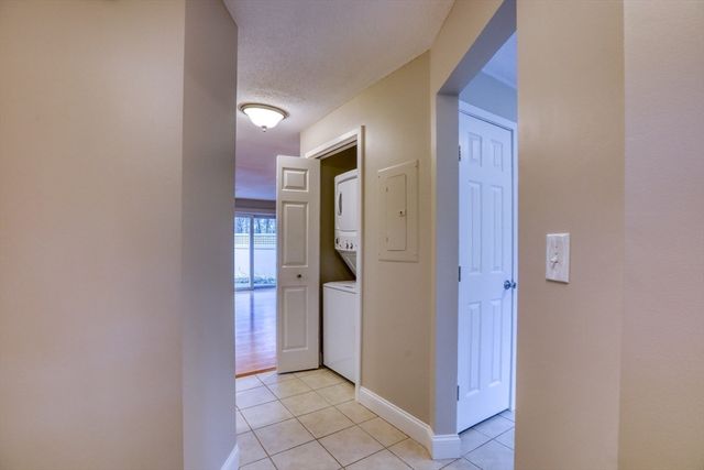 303 Brookside Dr 303, Andover, MA 01810