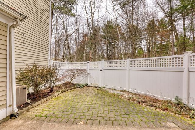303 Brookside Dr 303, Andover, MA 01810