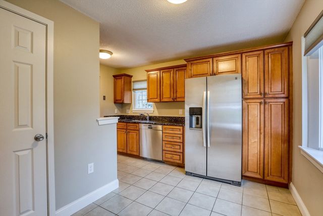 303 Brookside Dr 303, Andover, MA 01810