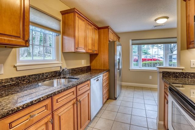 303 Brookside Dr 303, Andover, MA 01810
