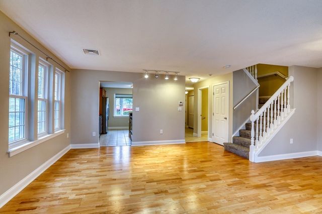 303 Brookside Dr 303, Andover, MA 01810