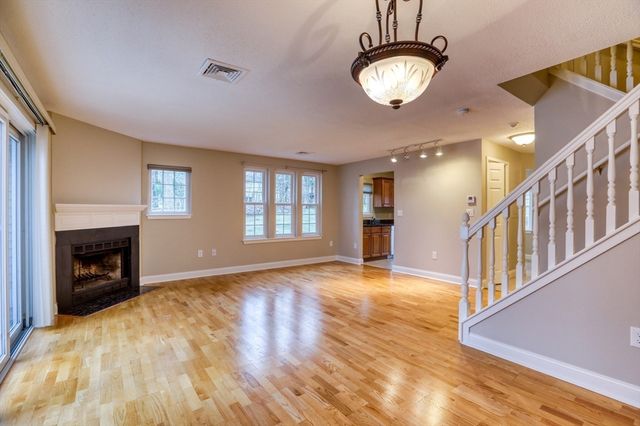 303 Brookside Dr 303, Andover, MA 01810