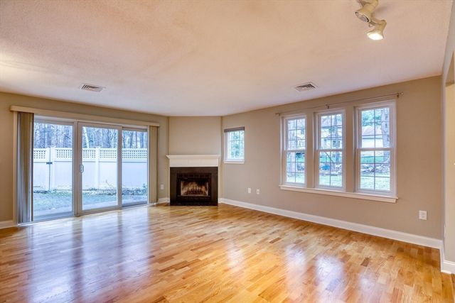 303 Brookside Dr 303, Andover, MA 01810
