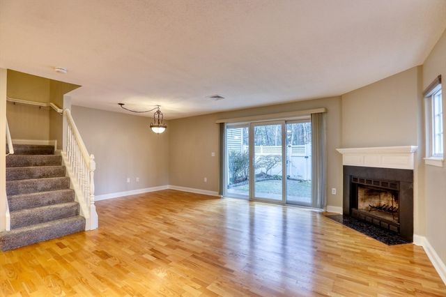 303 Brookside Dr 303, Andover, MA 01810