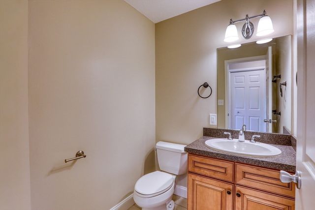 303 Brookside Dr 303, Andover, MA 01810