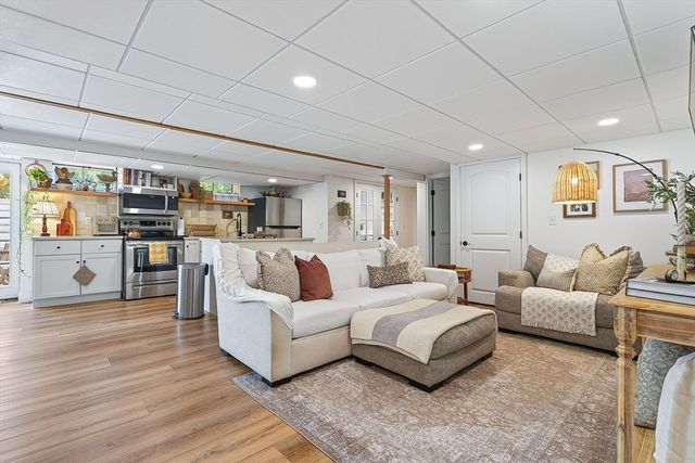 6 Winthrop Dr, Attleboro, MA 02703