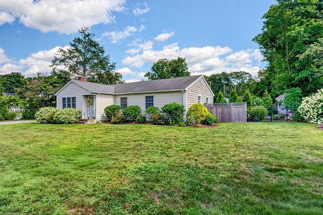 6 Winthrop Dr, Attleboro, MA 02703