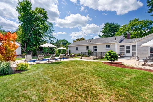 6 Winthrop Dr, Attleboro, MA 02703