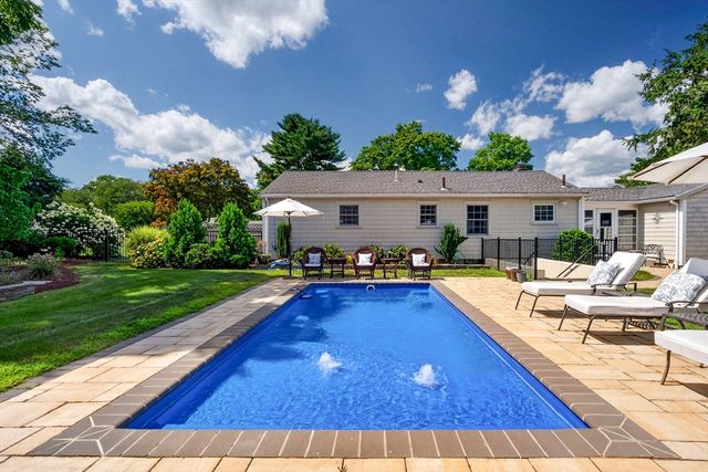 6 Winthrop Dr, Attleboro, MA 02703